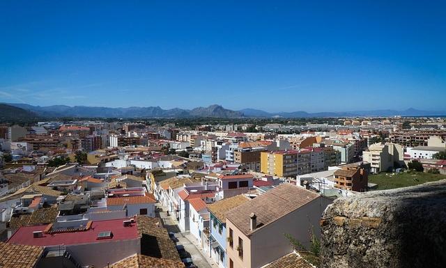 ville de Dénia avec vue sur les montagnes, le ciel bleu et la ville