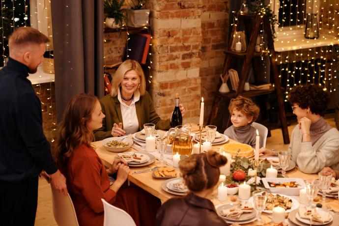 Repas de famille de Noël avec des adultes et deux enfants