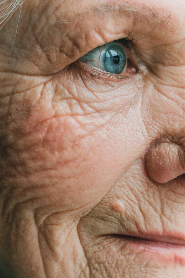 Visage de profil femme ridée aux yeux bleus