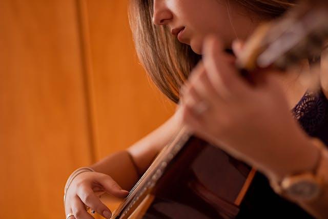 Femme qui joue de la guitare