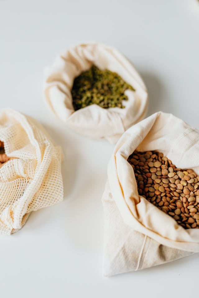 Légumineuses dans des sacs en tissu écru