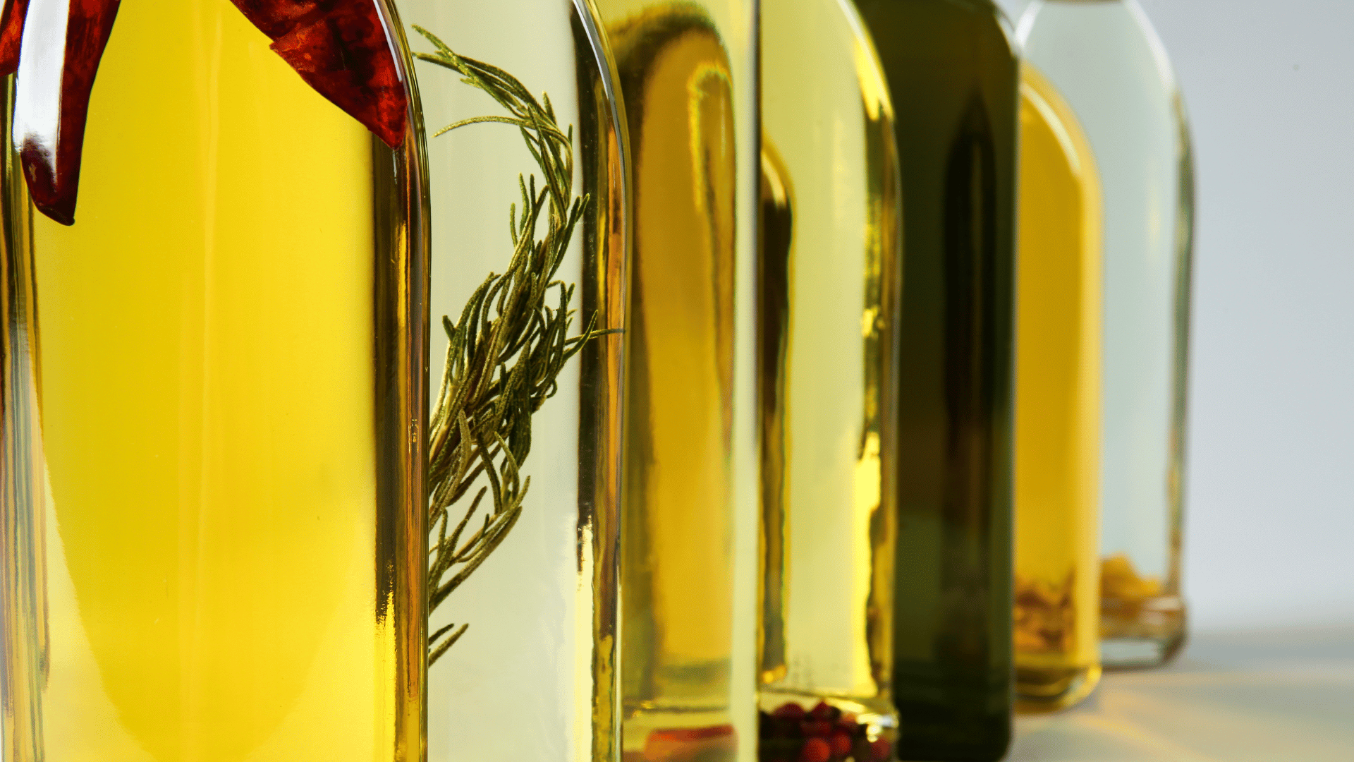 Bouteilles d'huiles en verre avec dans la deuxième branche de romarin