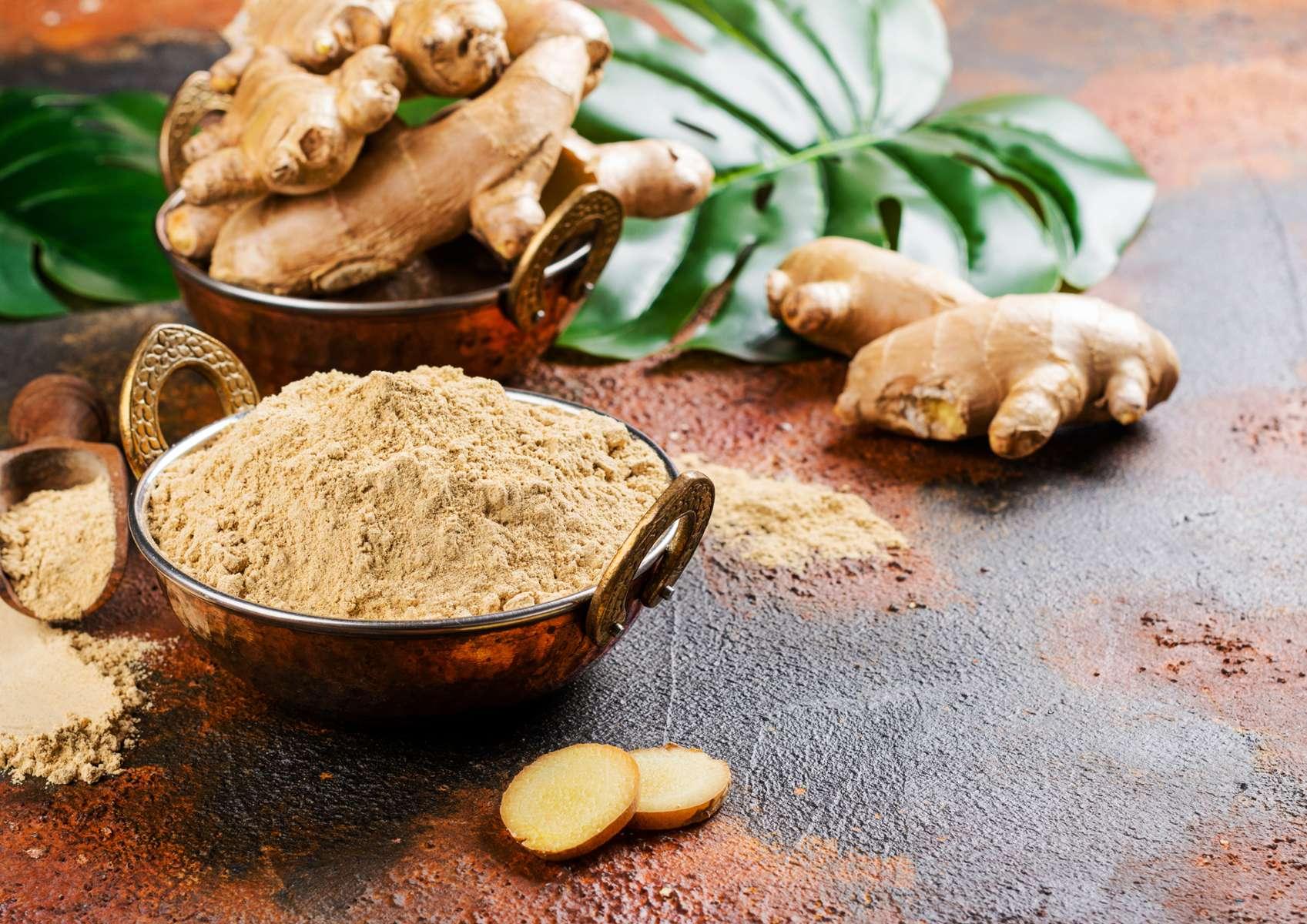 Maca en poudre dans récipient avec poudre et racines de maca autour